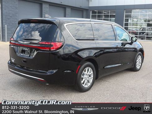 New 2025 Chrysler Pacifica Select image 7