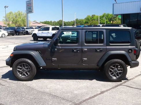 Used 2025 Jeep Wrangler Unlimited Sport AWD/4WD image 4