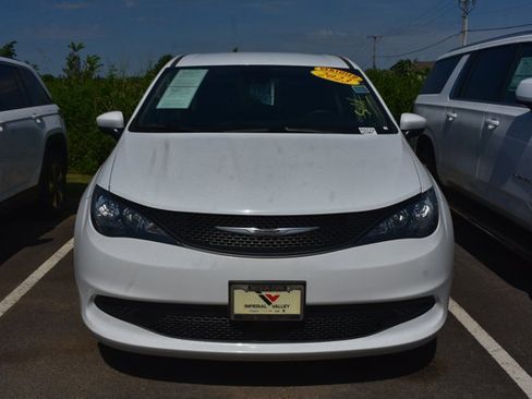 Used 2023 Chrysler Voyager LX FWD image 2