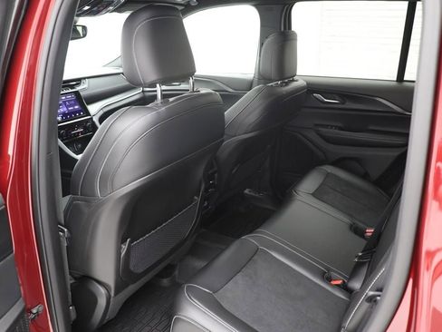 Used 2024 Jeep Grand Cherokee Altitude image 10