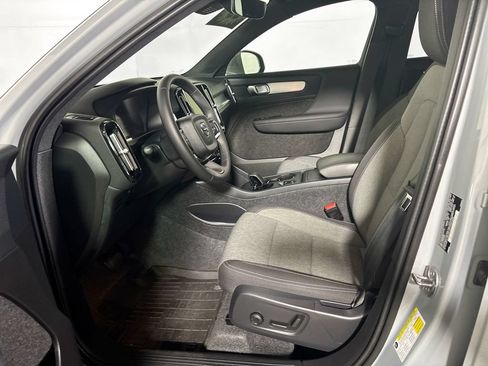Used 2025 Volvo XC40 B5 Core AWD/4WD image 11