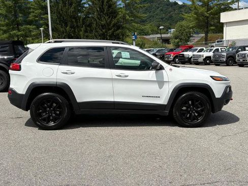 Used 2018 Jeep Cherokee Trailhawk AWD/4WD image 2
