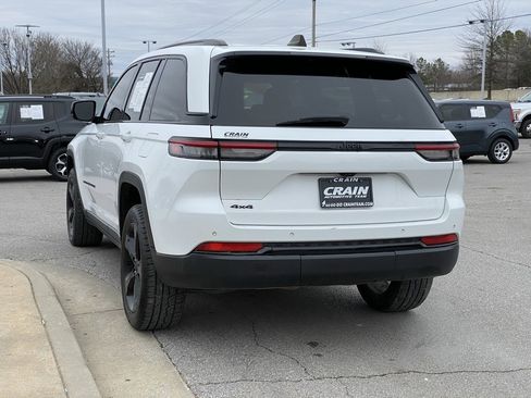 Used 2023 Jeep Grand Cherokee Altitude image 5