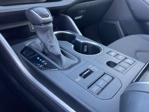 Used 2024 Toyota Highlander LE image 21