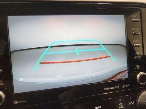 Used 2022 Toyota Highlander XLE image 3