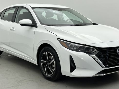 Used 2025 Nissan Sentra SV image 3