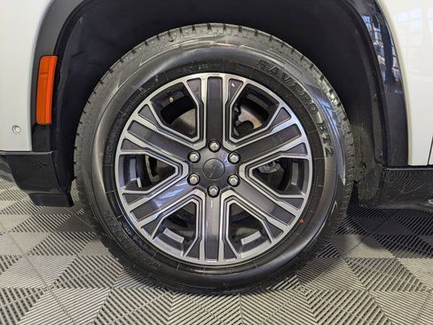 Used 2024 Jeep Wagoneer L Series II RWD image 16