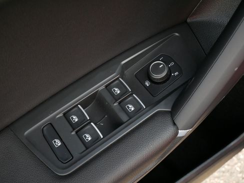 Used 2018 Volkswagen Tiguan SE w/ Panoramic Sunroof Package AWD/4WD image 19
