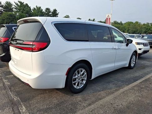 Certified 2024 Chrysler Pacifica Touring-L FWD image 7