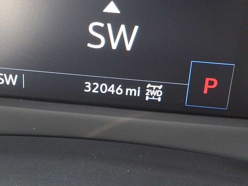 Used 2023 Cadillac XT4 Luxury w/ Cold Weather Package AWD/4WD image 16
