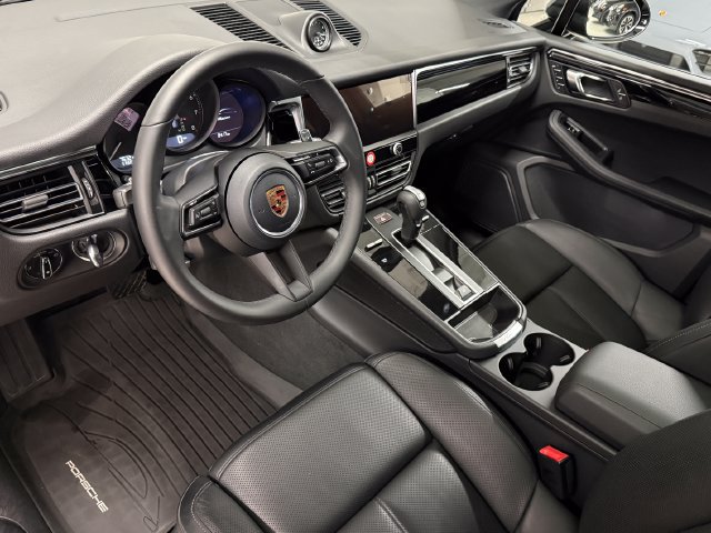 Certified 2026 Porsche Macan AWD/4WD image 4