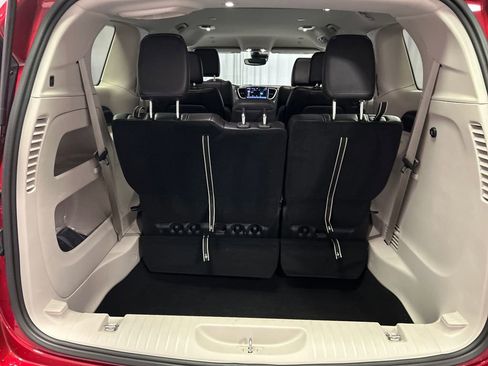 Used 2024 Chrysler Pacifica Touring-L image 25