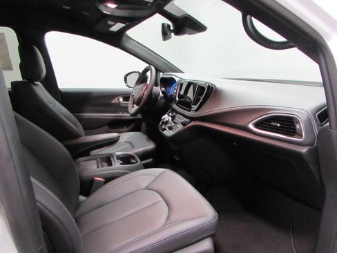 New 2027 Chrysler Pacifica Select FWD image 17