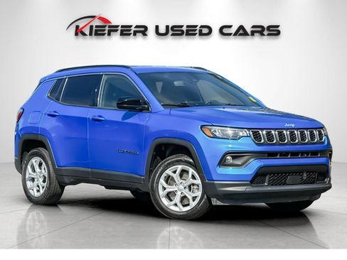 Used 2024 Jeep Compass Latitude AWD/4WD image 2