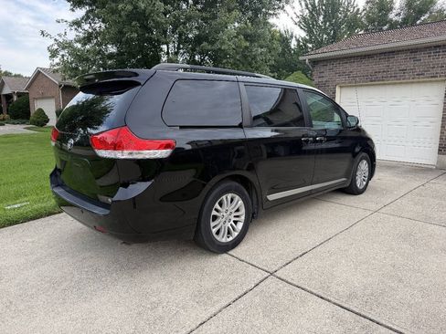 Used 2012 Toyota Sienna XLE w/ Entertainment Pkg FWD image 4
