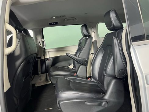 Certified 2024 Chrysler Pacifica Limited FWD image 26