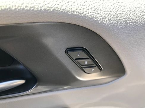 Used 2024 Chrysler Pacifica Touring-L image 5