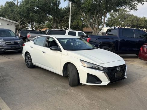 Used 2025 Nissan Altima 2.5 SV FWD image 3