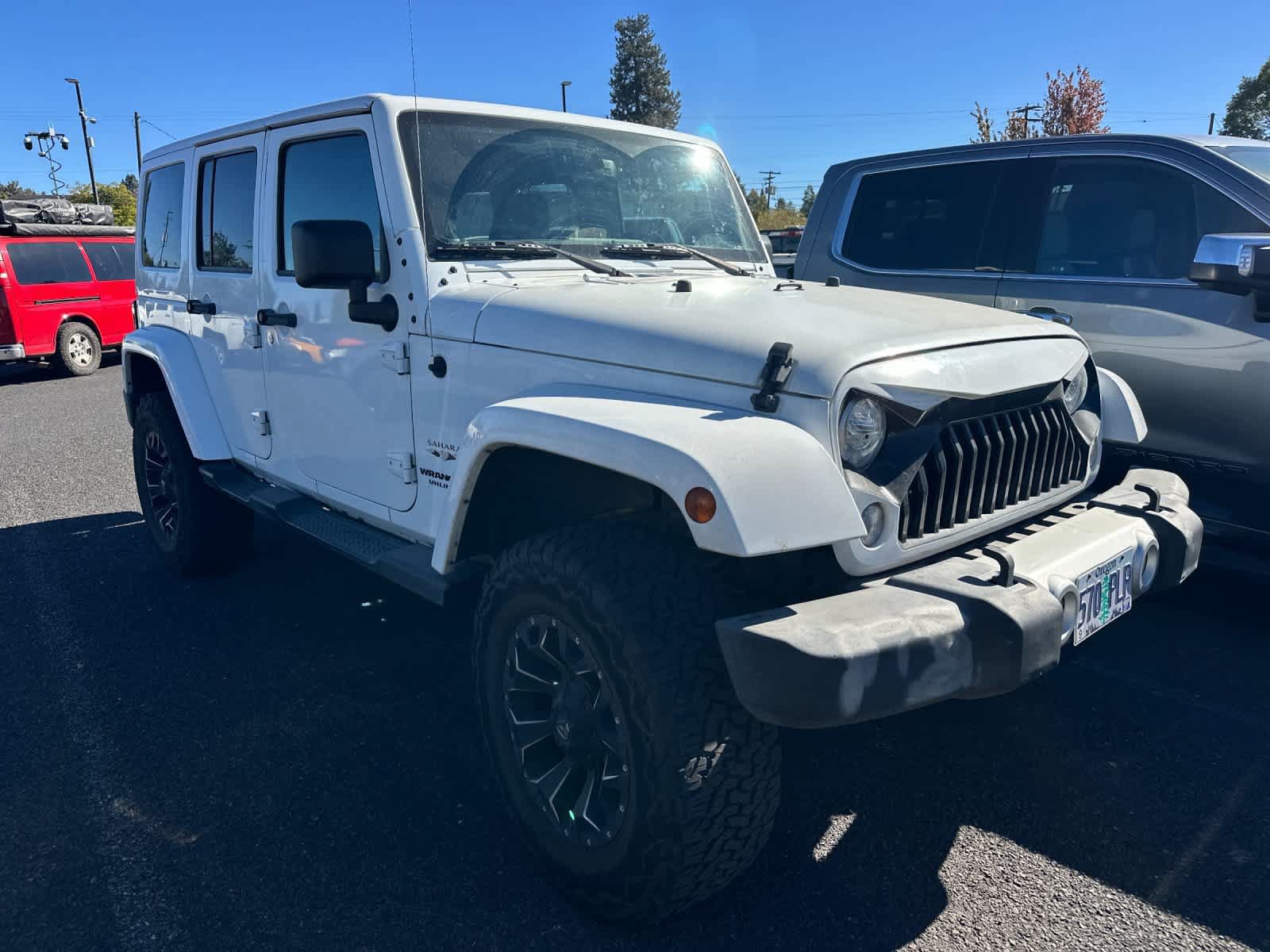 Used 2017 Jeep Wrangler Unlimited Sahara w/ Connectivity Group AWD/4WD image 3