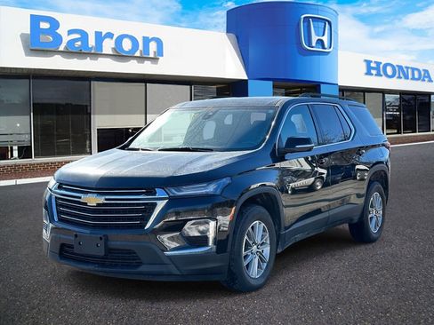 Used 2023 Chevrolet Traverse LT FWD image 2