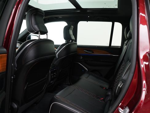 Used 2023 Jeep Grand Cherokee Summit AWD/4WD image 18