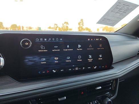 Used 2025 Chevrolet Suburban Z71 image 19