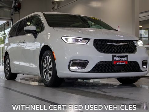 Used 2023 Chrysler Pacifica Touring-L FWD image 2