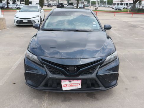 Used 2021 Toyota Camry SE FWD image 3