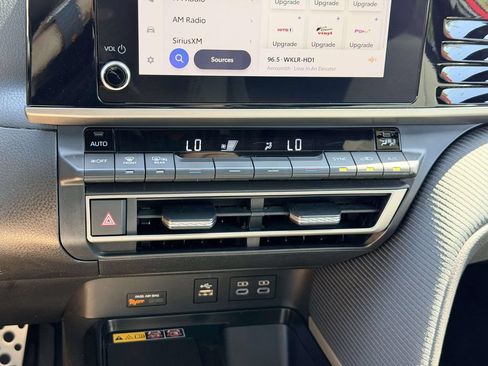 Used 2025 Toyota Camry SE w/ Convenience Package FWD image 5