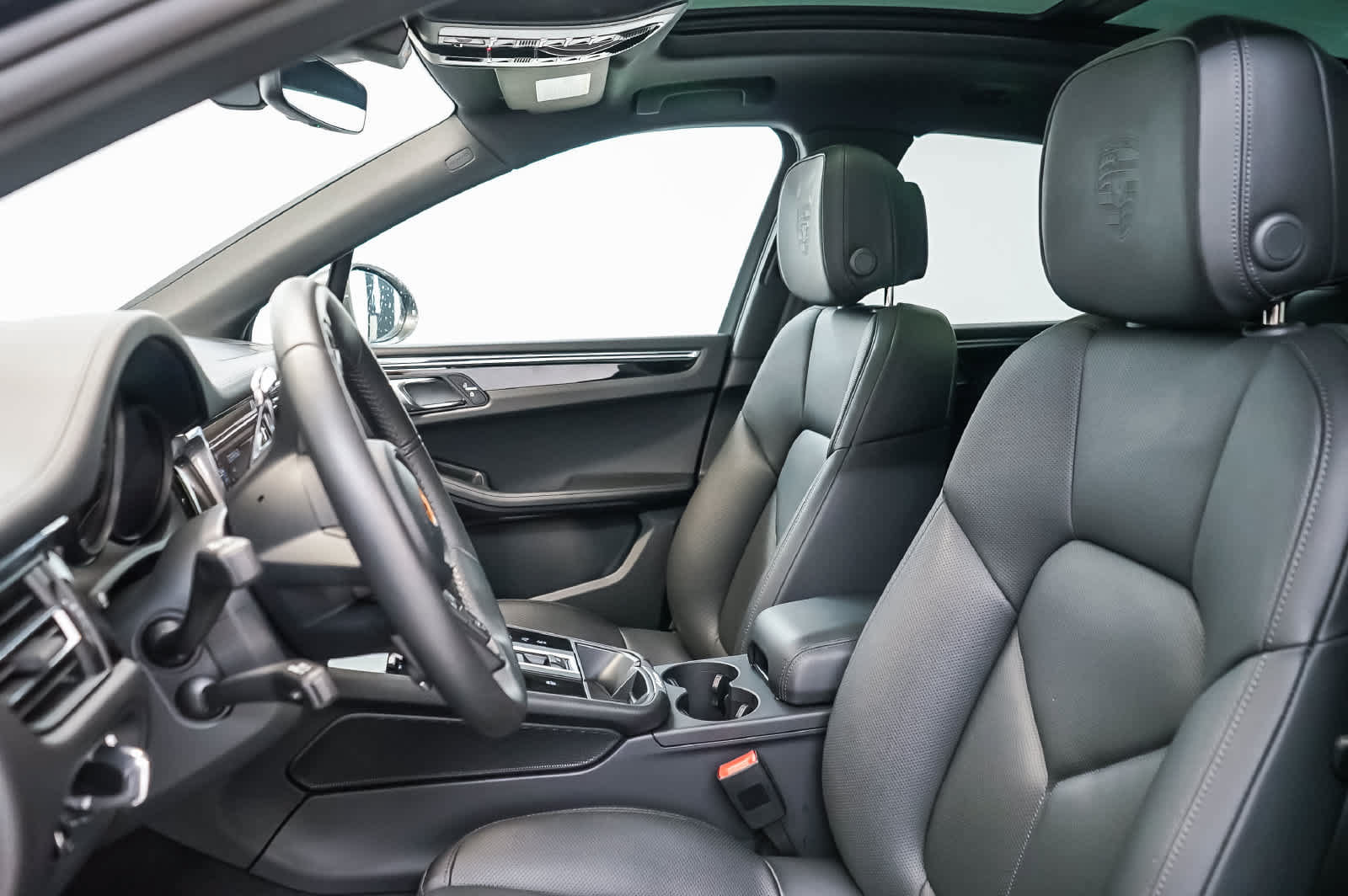 Certified 2026 Porsche Macan Turbo AWD/4WD image 23