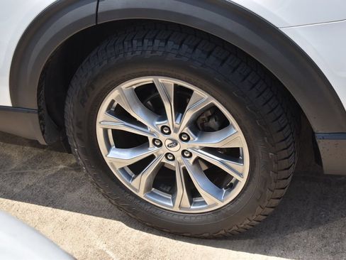Used 2020 Ford Explorer XLT w/ Equipment Group 202A RWD image 12
