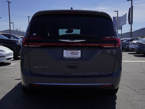 Used 2022 Chrysler Pacifica Touring-L image 5