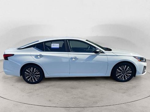 Used 2025 Nissan Altima 2.5 SV FWD image 4