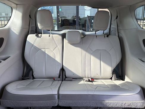 Used 2017 Chrysler Pacifica Touring-L FWD image 31