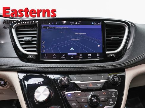 Used 2024 Chrysler Pacifica Limited FWD image 12