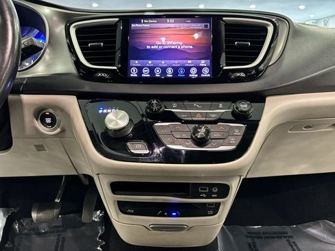 Used 2020 Chrysler Pacifica Touring-L Plus FWD image 29