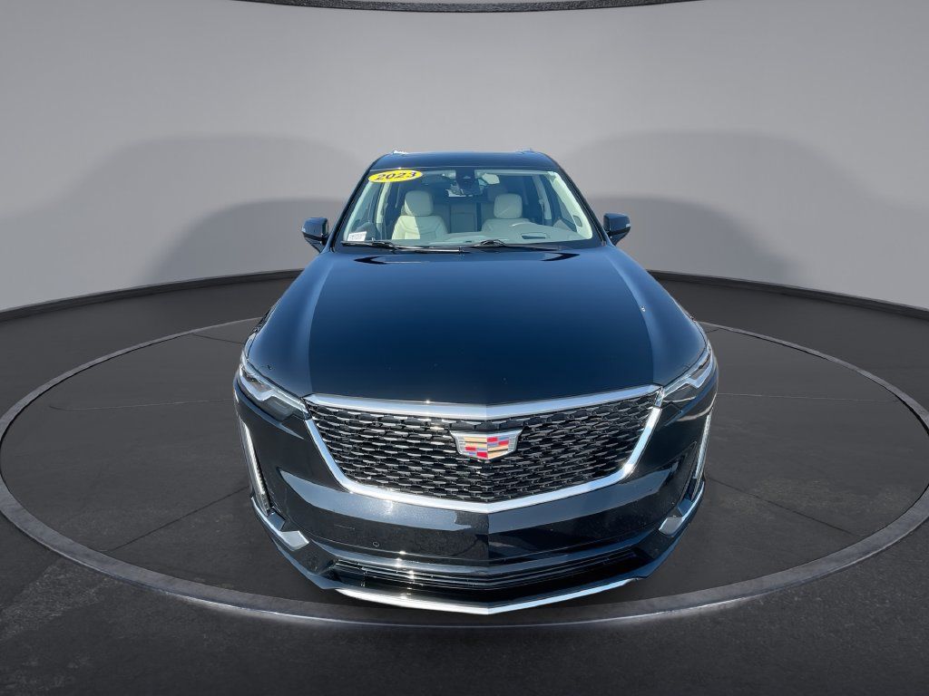 Used 2023 Cadillac XT6 Premium Luxury w/ Technology Package FWD image 3
