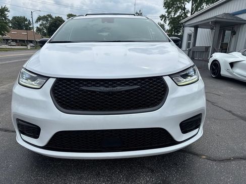 Used 2025 Chrysler Pacifica Limited FWD image 2