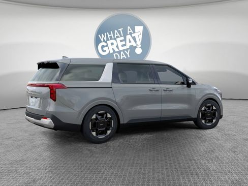 Used 2026 Kia Carnival EX FWD image 3