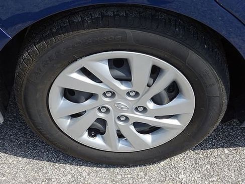 Used 2017 Hyundai Elantra SE image 14