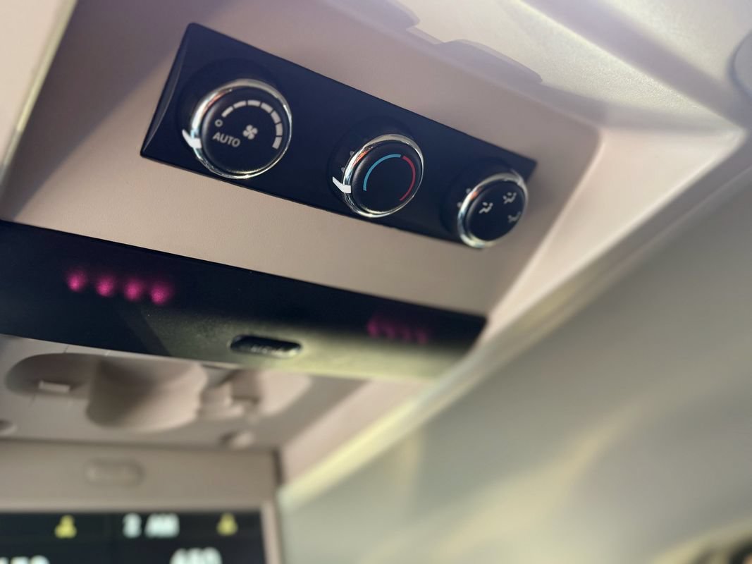 Used 2014 Chrysler Town & Country Touring FWD image 18