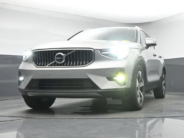 Used 2024 Volvo XC40 B5 Plus AWD/4WD image 12