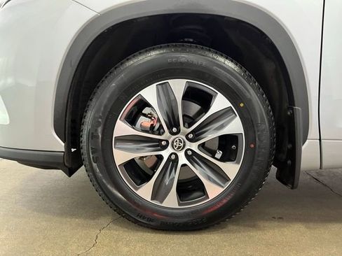 Used 2022 Toyota Highlander XLE AWD/4WD image 27