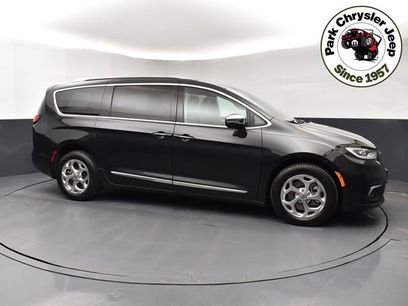 Used 2021 Chrysler Pacifica Limited w/ Uconnect Theater Family Group