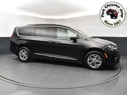 Used 2021 Chrysler Pacifica Limited w/ Uconnect Theater Family Group image 1