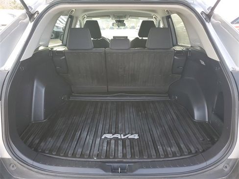 Used 2020 Toyota RAV4 LE image 9