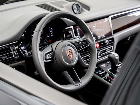 Certified 2026 Porsche Macan AWD/4WD image 9