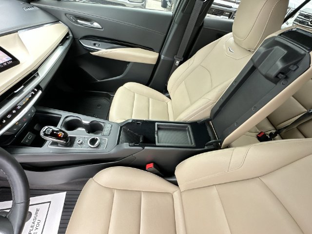 Used 2024 Cadillac XT4 Luxury w/ Cold Weather Package FWD image 29