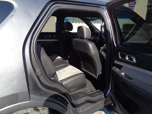 Used 2017 Ford Explorer XLT w/ Equipment Group 202A AWD/4WD image 10