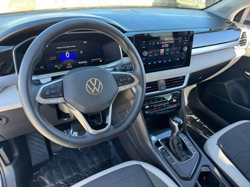 Used 2025 Volkswagen Taos SE FWD image 3
